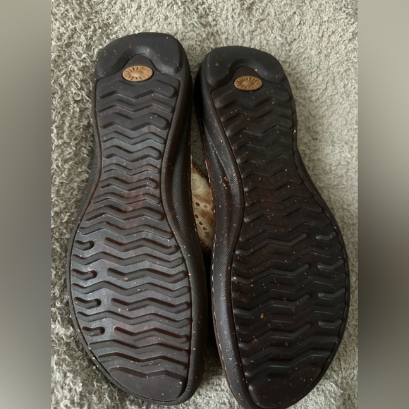 UGG Australia Thong Sandals Tan Leather White Eyelet Lace Embroidery Size 9 - Picture 5 of 11